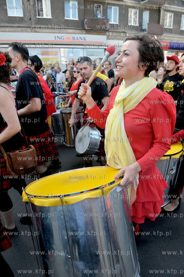 Gdansk, ul. Rajska. Parada z udzialem bebniarzy, tancerzy...