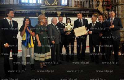 Dwor Artusa. Prezydent Lech Walesa wreczyl przyznawana...