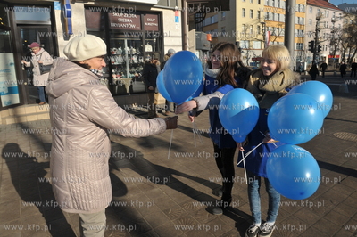 Gdynia. Dziewczyny reklamujace Kurier Gdynski na skrzyzowaniu...
