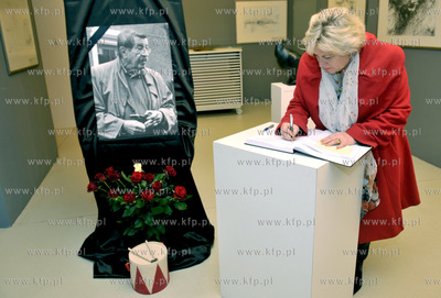 W Gdańskiej Galerii G ntera Grassa zostala wyłożona...