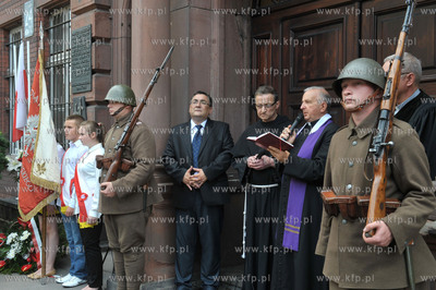 Gdańsk, ul. Kładki. Uroczystość przy tablicy upamiętniającej...