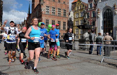II PZU Gdansk Maraton. Zwodnicy na Dlugim Targu obok...