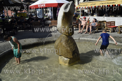 Chwila ochłody w fontannie Szeroka w parku Świetopełka...