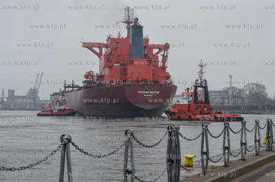 Statek Yeoman Brigde wchodzi do Portu Gdańsk. 08.01.2019...