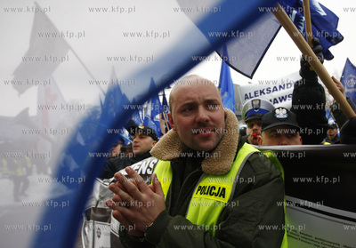 Gdansk. Pikieta przed Urzedem Wojewodzkim sluzb mundurowych...