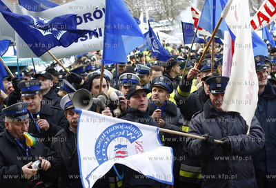 Gdansk. Pikieta przed Urzedem Wojewodzkim sluzb mundurowych...