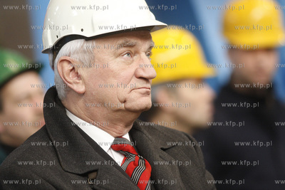 Stocznia Gdansk. Hala K-1. Rozpoczecie ciecia blach...