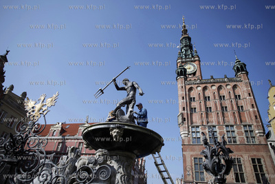 Gdansk. Czyszczenie i konserwacja fontanny Neptuna...