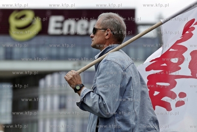 Gdansk. Demonstracja pracownikow firmy energetycznej...