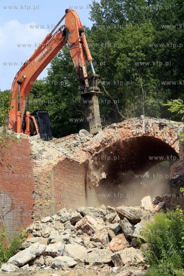 Wyburzanie mostku kolejowego nad ul. Ogrodowa w Gdansku...