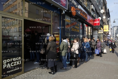 Gdynia Tlusty czwartek. Kolejka po paczki do cukierni...