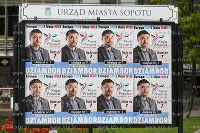 Plakaty wyborcze Adama Erwina Dziambora z Nowej Prawicy...