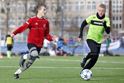 Gdansk Zaspa. Pilkarski turniej dzikich druzyn Do przerwy...