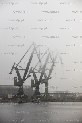 Dzwigi Stoczni Gdańskiej we mgle.
12.06.2020
fot....