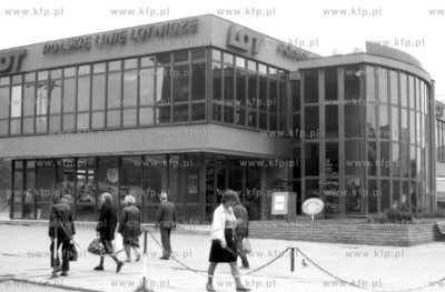 Biurowiec Polskich Linii Lotniczych LOT w Gdansku pomiedzy...