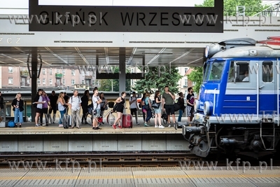 Początek wakacji. Tłum na peronie dworca PKP we Wrzeszczu....