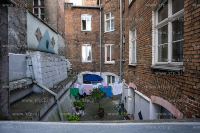 Gdańsk, Biskupia Górka. Nz. Pranie na sznurku.  7.07.2020...