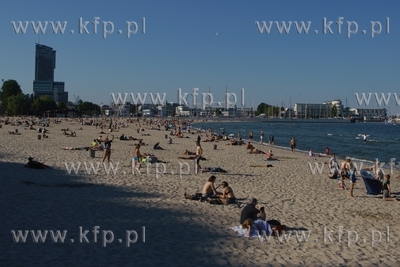 Gdynia. Upalne dni na plaży w Gdyni. 17.06.2021 /...