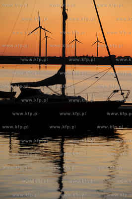 Port w Pucku. n/z farma wiatrowa kolo Lebcza24.05.2009fot....
