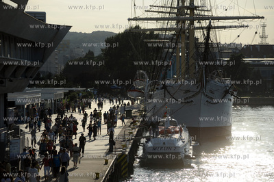 Gdynia, Molo Poludniowe. Wodolot Merlin 2 i zaglowiec...
