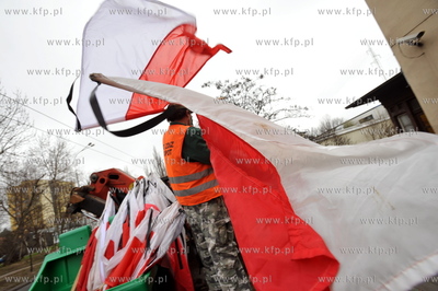 Zaloba narodowa po katastrofie prezydenckiego samolotu...