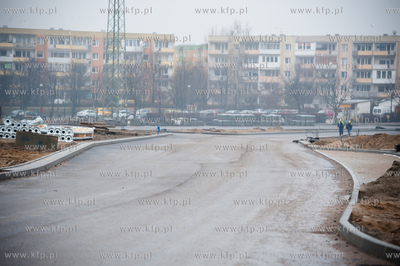 Gdansk. Montaz kolejnych czesci wiaduktu nad torami...