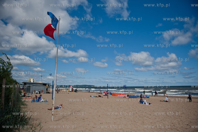 Gdansk. Czerwona flaga wywieszona na plazy w Jelitkowie...