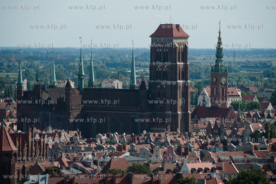 Gdansk. Widok na starowke, wieze Bazyliki Mariackiej...