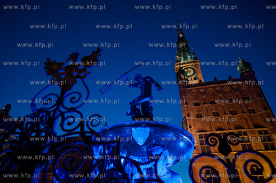 Gdansk. Dlugi Targ. Podswietlone na niebiesko Fontanna...