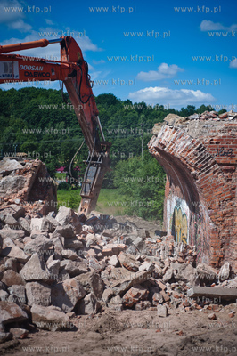 Gdansk. Wyburzanie wiaduktu przy ul. Ogrodowej, ktory...