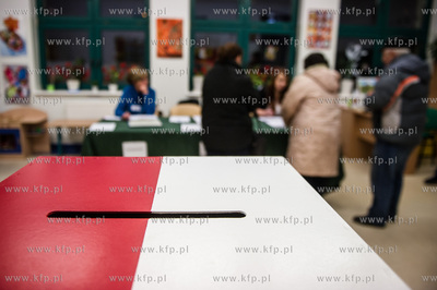 Gdansk. Jasien. Gimnazjum nr 48. Obwodowa komisja wyborcza...