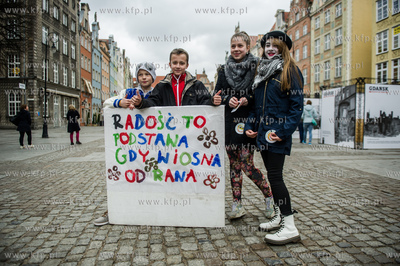 Gdansk. Wspolny przemarsz pod haslem Radoscia powitaj...