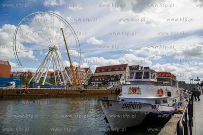 Gdansk. Montaz kola widokowego na Wyspie Spichrzow.
18.05.2015
fot....