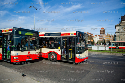 Gdansk. Autobusy ZKM, linii 111 oraz 184 odjezdzajace...