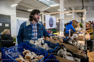 Gdansk. Hala postoczniowa przy ul. Doki 1. BioBazar...