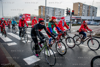 Gdansk. Mikolaje na rowerach jada dla Wielkiej Orkiestry...