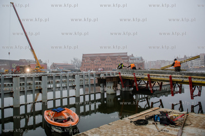 Gdańsk. Budowa zwodzonej kładki na wyspę Ołowianka....