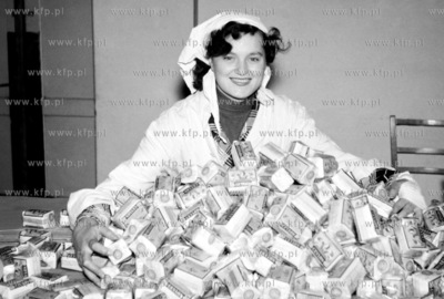 Kobieta w fabryce herbaty - linia produkcyjan (0003289z)...