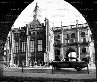 Złota Bram i Dwór Sw. Jerzego widziane spod wejscia...