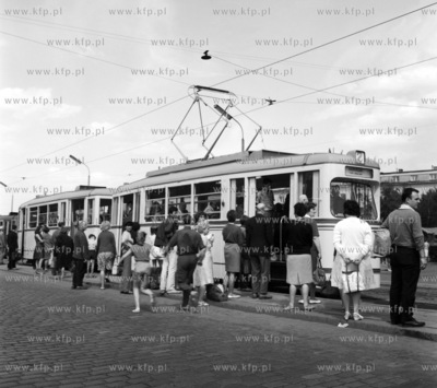 Tramwaj na ul. Podwalu Grodzkim, na przystanku na przeciwo...