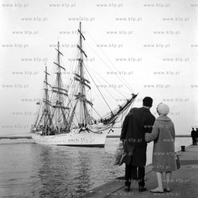 Gdynia. Dar Pomorza w basenie Prezydenta.  Rok 1968....