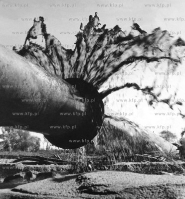 Pracownicy Rejonu Dróg Wodnych z Tczewa przy budowie...