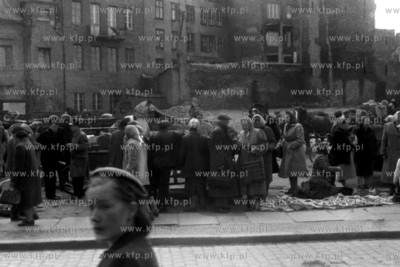 Targowisko pod Basztą na Przedmurzu, na tyłach kamienic...