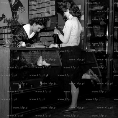 W sklepie obuwniczym w Gdyni. ( lata60 )
1965
0005941z_gdynia
Fot....