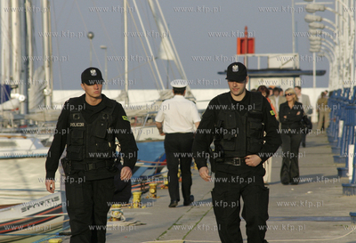 Gdynscy policjanci podczas patrolu w gdynskiej marinie...