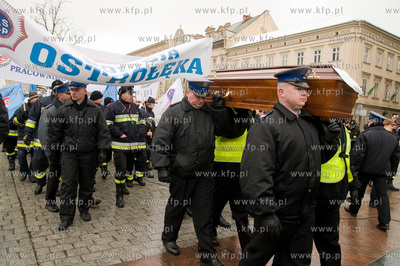 Krakow. Protest sluzb mundurowych przeciwko projektowi...