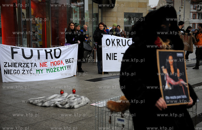 Gdansk. Wejscie do CH Galeria Baltycka. Manifestacja...