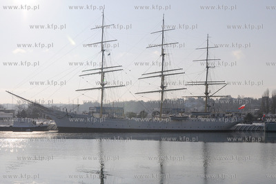 Zima w Gdynskim porcie i okolicy. Nz. Dar Pomorza -...