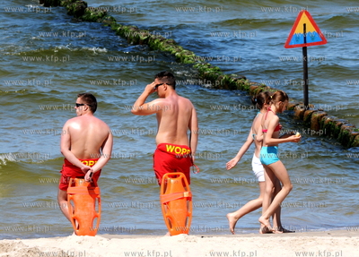Gorace klimaty na plazy w Kolobrzegu. Nz. ratownicy...