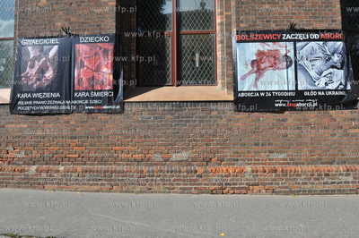 Gdansk Orunia. Antyaborcyjna wystawa na scianach kosciola...